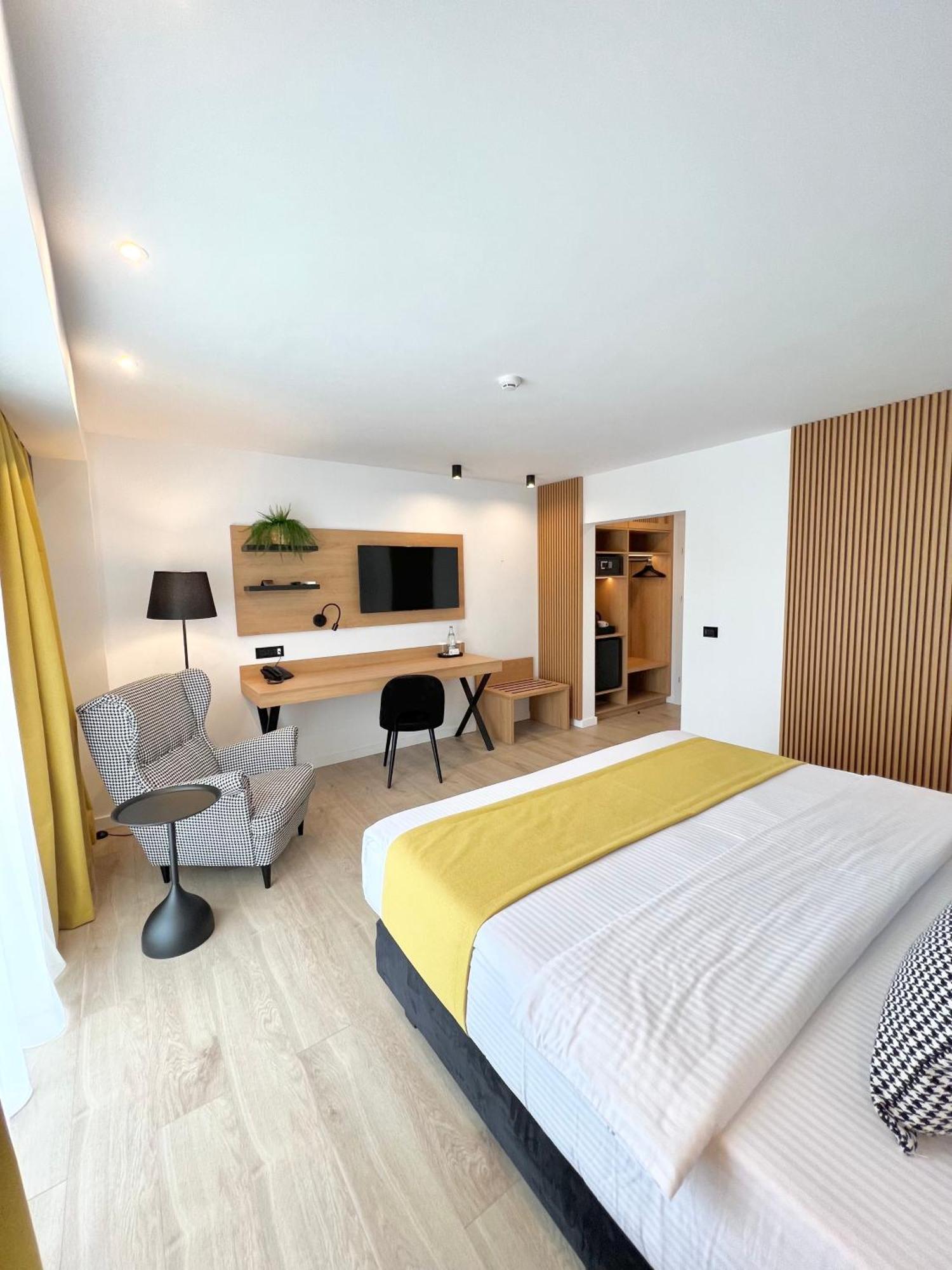 Krystal Boutique Mansion Hotel Hunedoara Exterior photo