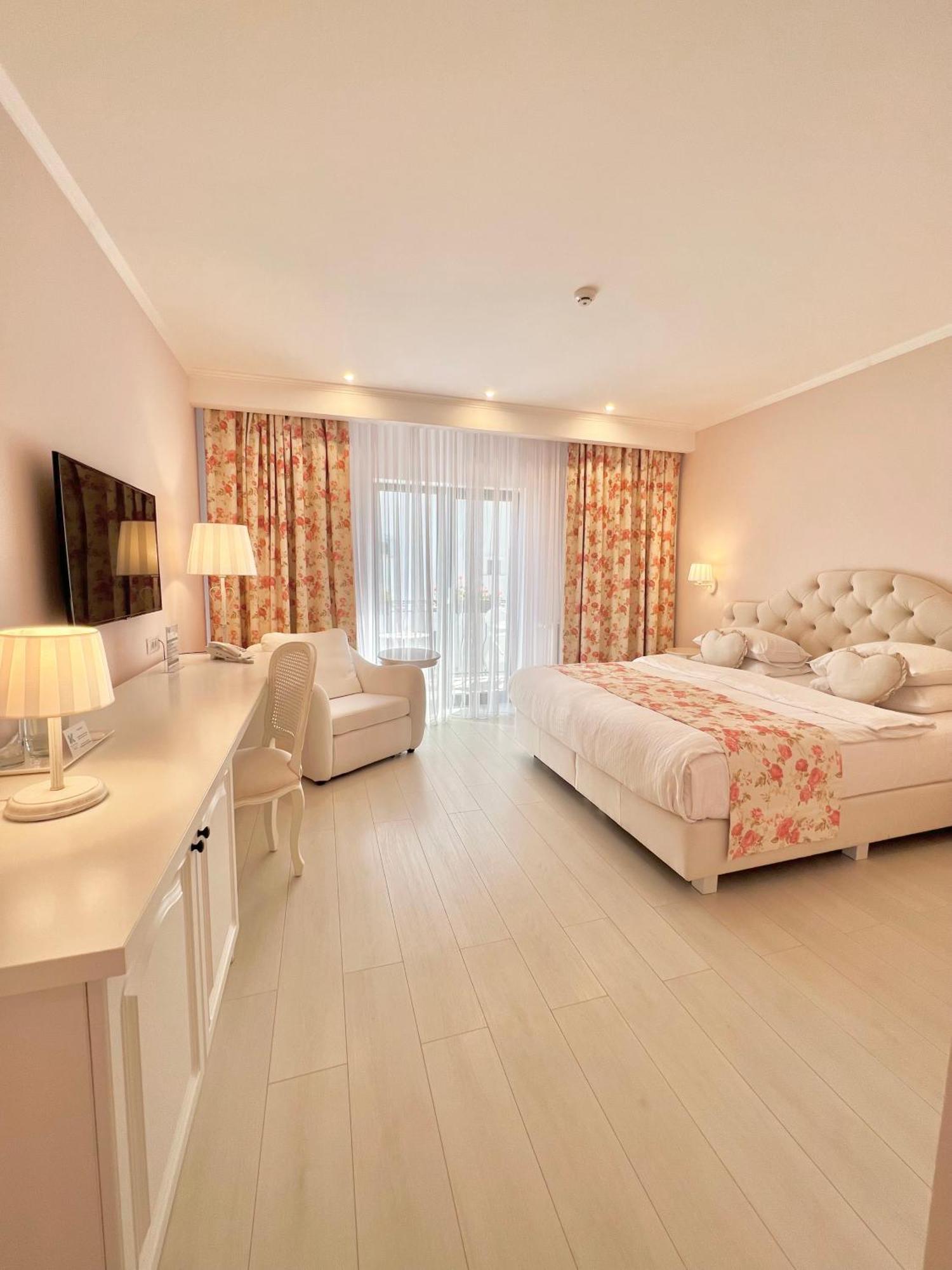 Krystal Boutique Mansion Hotel Hunedoara Exterior photo
